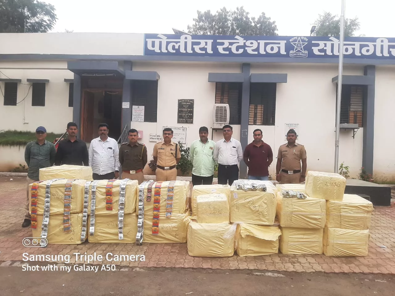 सोनगीर पुलिस ने कंटेनर समेत लाखों रुपए का प्रतिबंध गुटखा किय जब्त | New India Times