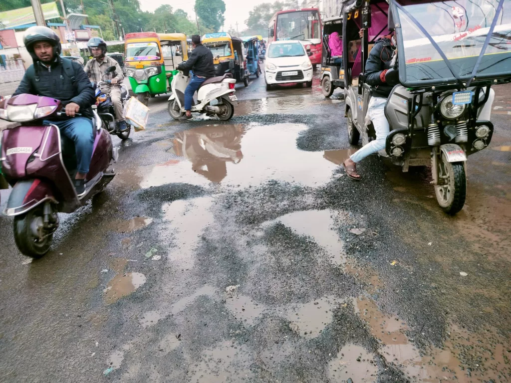 भोपाल टॉकीज़ चौराहे पर सड़क के बीचों बीच बना गड्ढा लोगों के लिए बन सकता है मुसीबत | New India Times