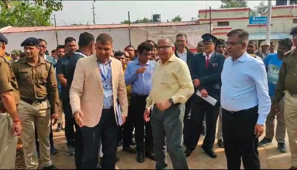 पश्चिम रेलवे महाप्रबंधक अशोक कुमार मिश्र ने किया मेघनगर स्टेशन का निरीक्षण, समस्याओं का निराकरण करने का दिया आश्वासन | New India Times