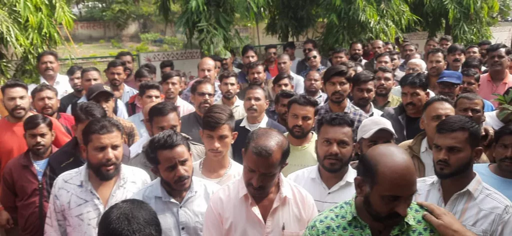 करणी सेना के राष्ट्रीय अध्यक्ष सुखदेव सिंह गोगामेडी की निर्मम हत्या के विरोध में राजपूत समाज ने किया विरोध, सर्व समाज ने दिया सहयोग 4 करणी सेना के राष्ट्रीय अध्यक्ष सुखदेव सिंह गोगामेडी की निर्मम हत्या के विरोध में राजपूत समाज ने किया विरोध, सर्व समाज ने दिया सहयोग | New India Times