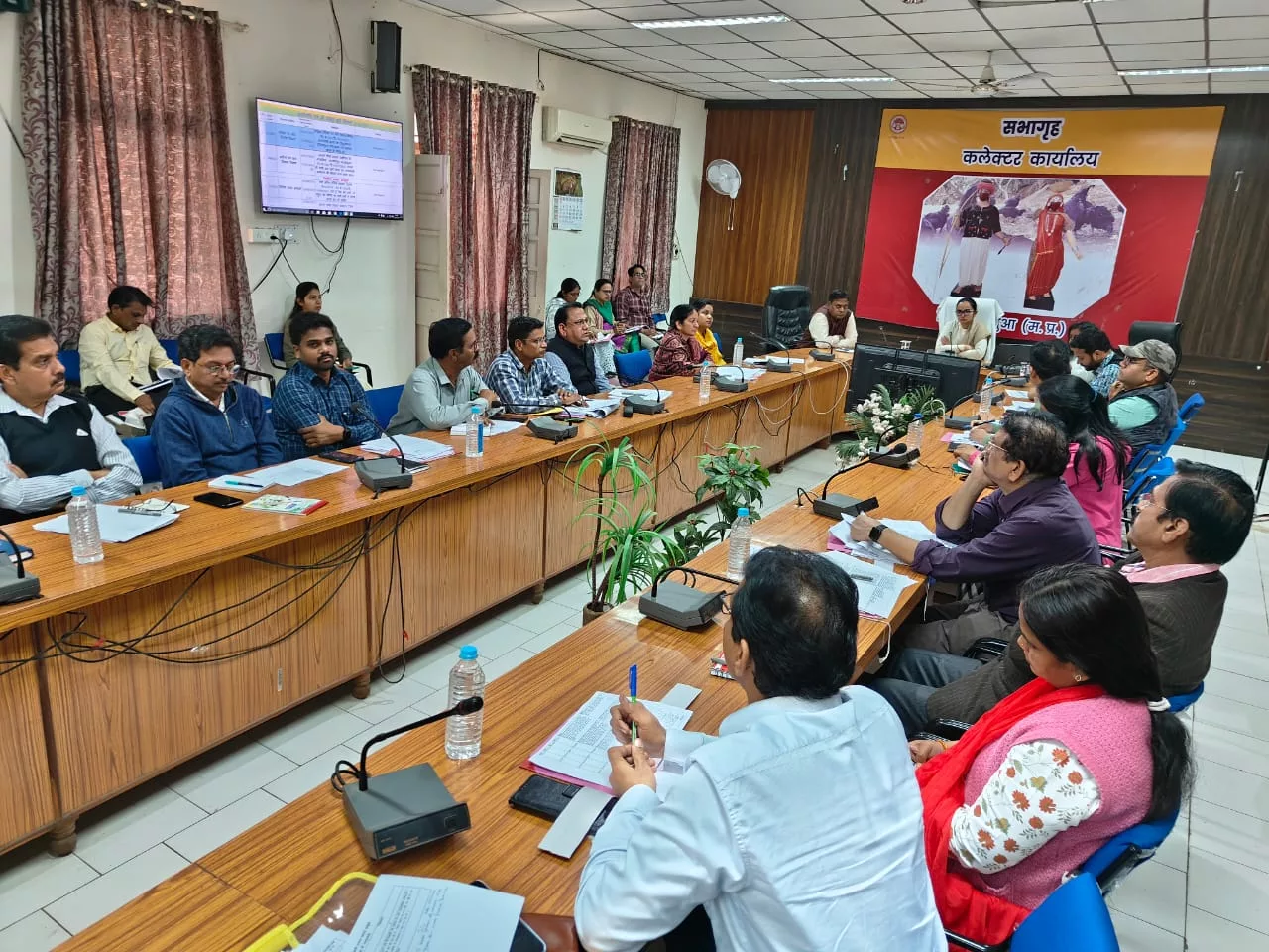 कलेक्टर द्वारा समयावधि पत्रों की समीक्षा बैठक की गई आयोजित | New India Times