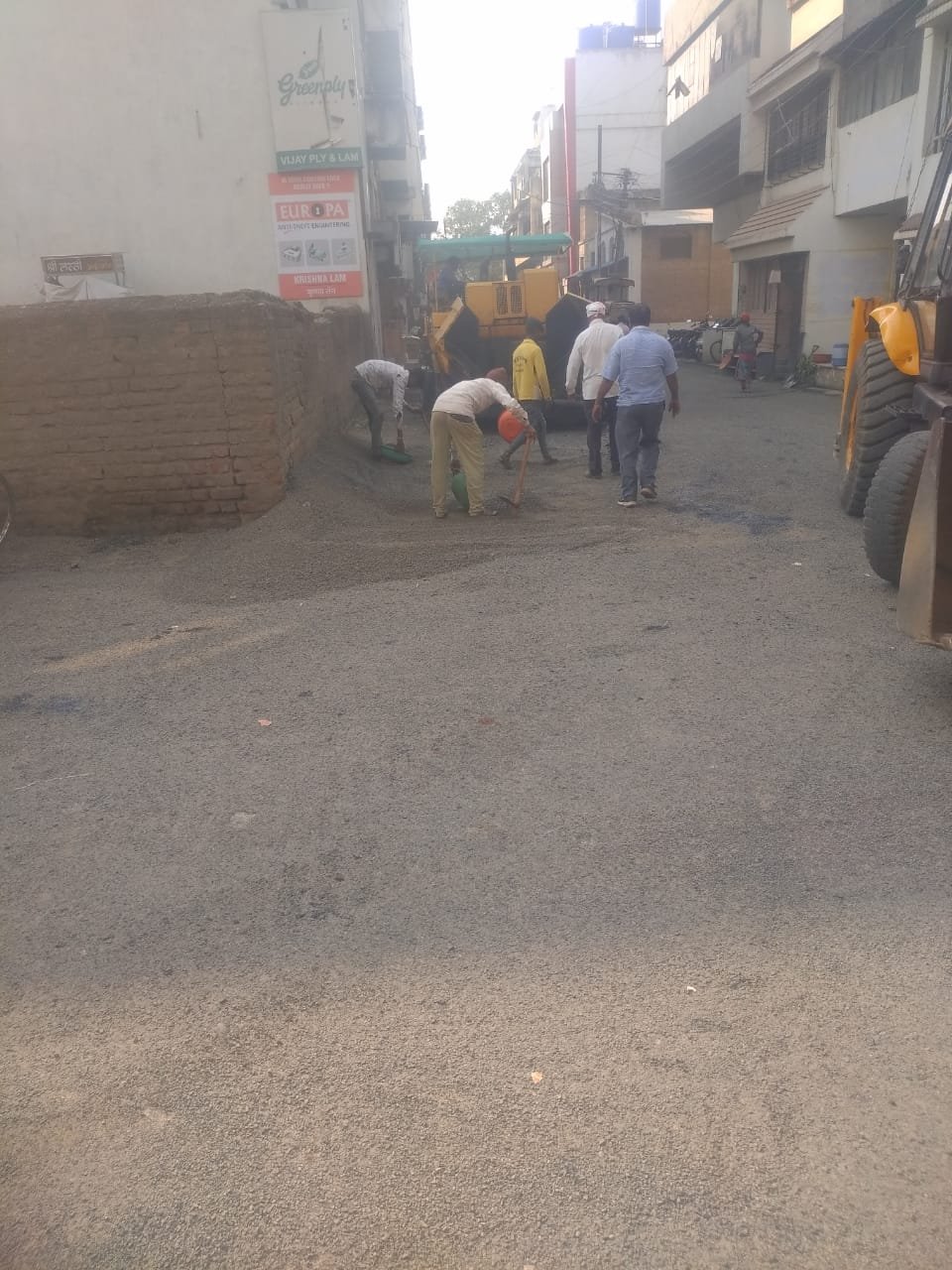 सड़क के नाम पर बेधड़क भ्रष्टाचार, जलगांव की ज़मीन पर सीमेंट में घेंसू मिलाकर गोबर के ओपलो की तरह छापा जा रहा है कांक्रीट | New India Times