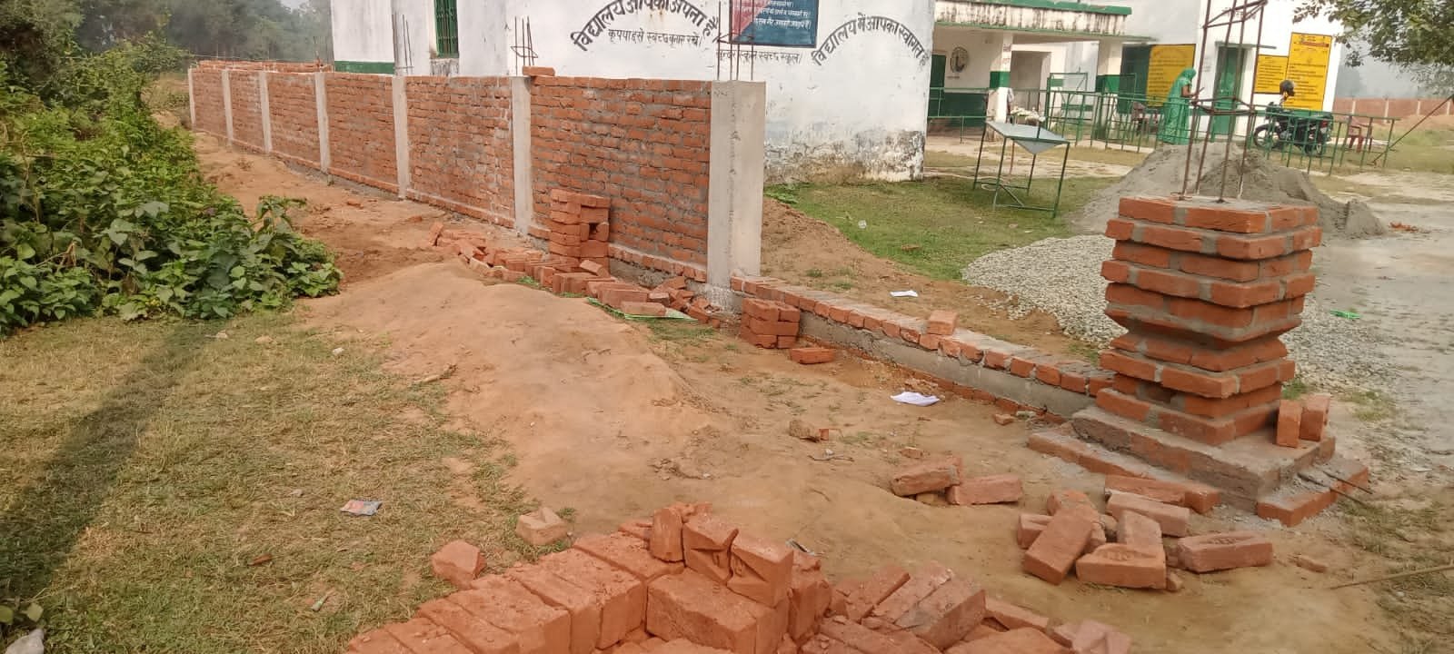 भ्रष्टाचार की भेंट चढ़ी विद्यालय की बाउंड्री वॉल | New India Times