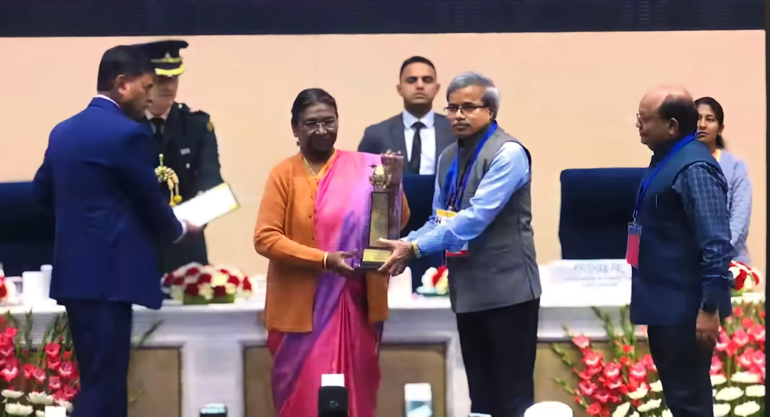 माननीय राष्ट्रपति महोदया श्रीमती द्रौपदी मुर्मू के कर कमलों से पुरस्कृत हुए महाप्रबंधक उत्तर मध्य रेलवे | New India Times