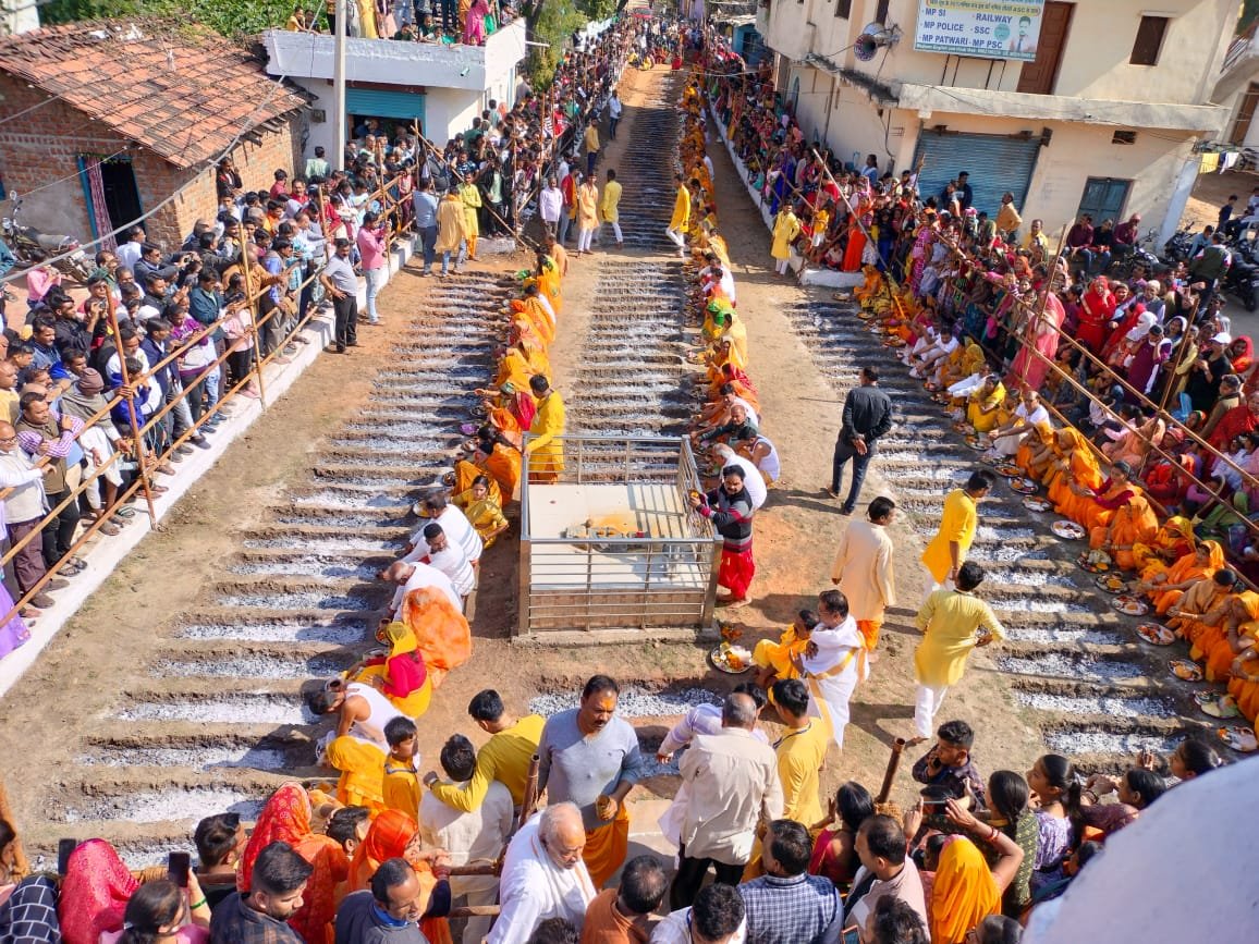 मनोकामना पूर्ण होने पर दहकते अंगारों से नंगे पैर निकलते श्रद्धालु | New India Times