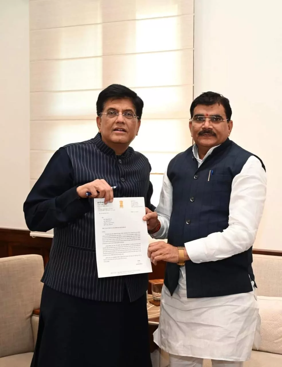 सांसद ज्ञानेश्वर पाटिल ने केंद्रीय वाणिज्य एवं उद्योग मंत्री पियूष गोयल से दिल्ली में मुलाक़ात कर सौंपा ज्ञापन | New India Times