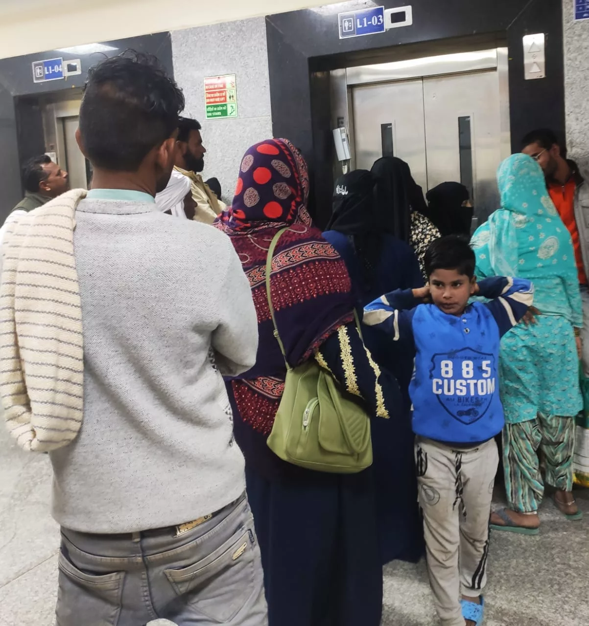 भोपाल हमीदिया हॉस्पिटल की दो लिफ्ट बंद दो चालू, स्ट्रेचर पेशेंट और जनता दोनों परेशान | New India Times