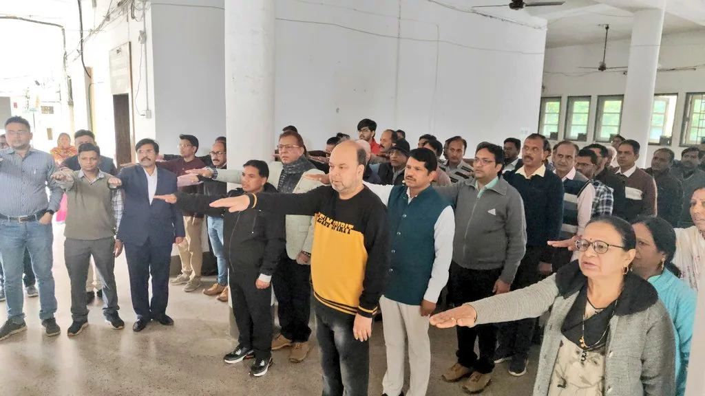 कलेक्टर कार्यालय झाबुआ में सुशासन दिवस की ली गई शपथ | New India Times