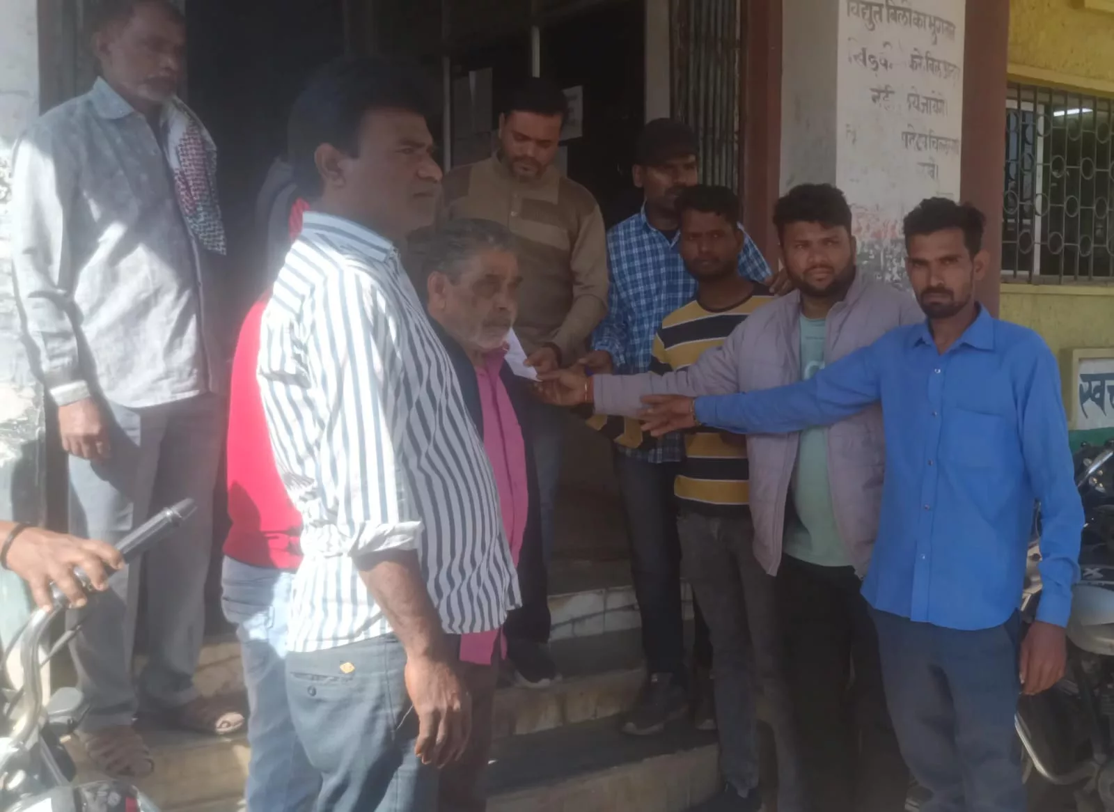 बिजली विभाग की लापरवाही के चलते जनता और किसान बिजली समस्या से परेशान, नए ट्रांसफार्मर लगाने की मांग | New India Times