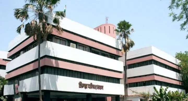 काले पत्थर की गिट्टी उसपर स्प्रे-घेसूं फिर रोलर, फिल्मी सेट की तरह किए जा रहे हैं ग्रामीण सड़कों के काम, जामनेर ब्लॉक में सबसे खराब गुणवत्ता | New India Times