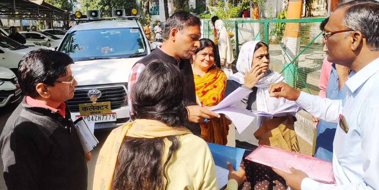 कलेक्ट्रेट में आयोजित कलेक्टर की जनसुनवाई में अपने आवेदन लेकर पहुंचे लोग, कलेक्टर ने संबन्धित अधिकारियों को दिए निर्देश | New India Times