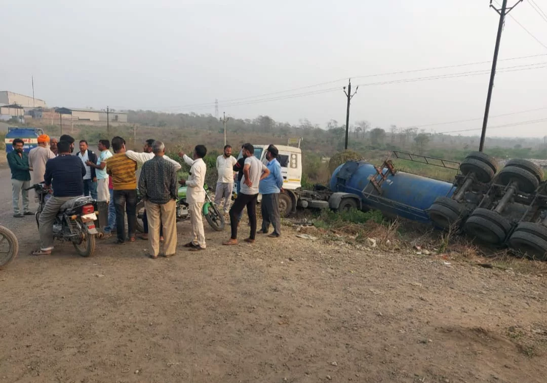 औद्योगिक क्षेत्र में अमोनिया केमिकल से भरा टैंकर पलटा | New India Times