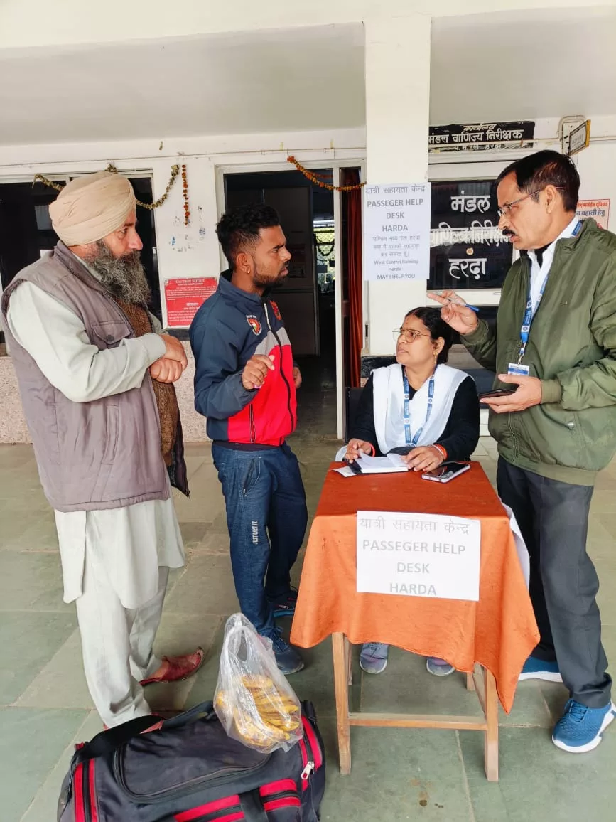 घने कोहरे के कारण विलम्ब से चल रही ट्रेनों की जानकारी हासिल करने के लिए भोपाल मंडल के प्रमुख स्टेशनों पर खोले गए विशेष हेल्प डेस्क काउंटर | New India Times