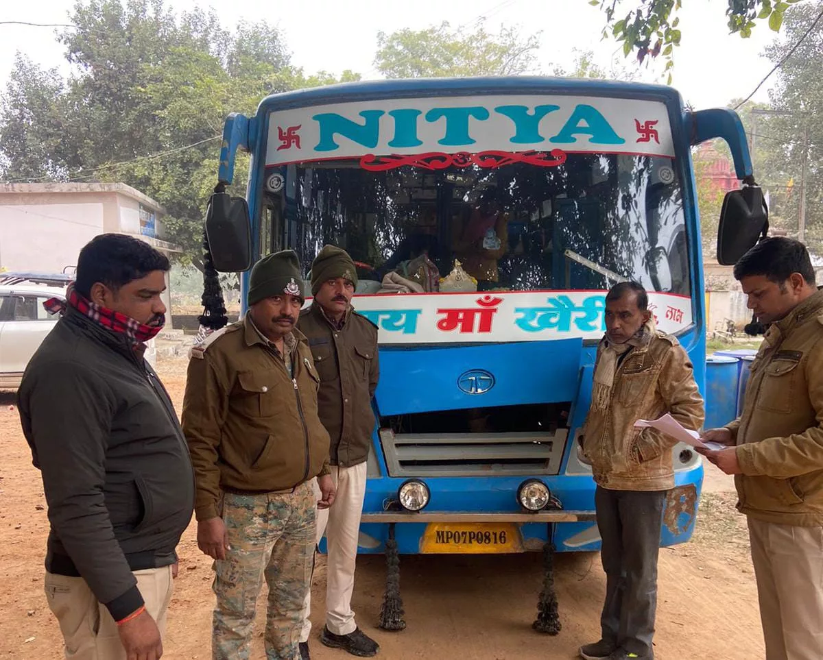 परमिट की शर्तों व यातायात नियमों का उल्लंघन कर रही बस को उनाव पुलिस के द्वारा किया गया जप्त | New India Times