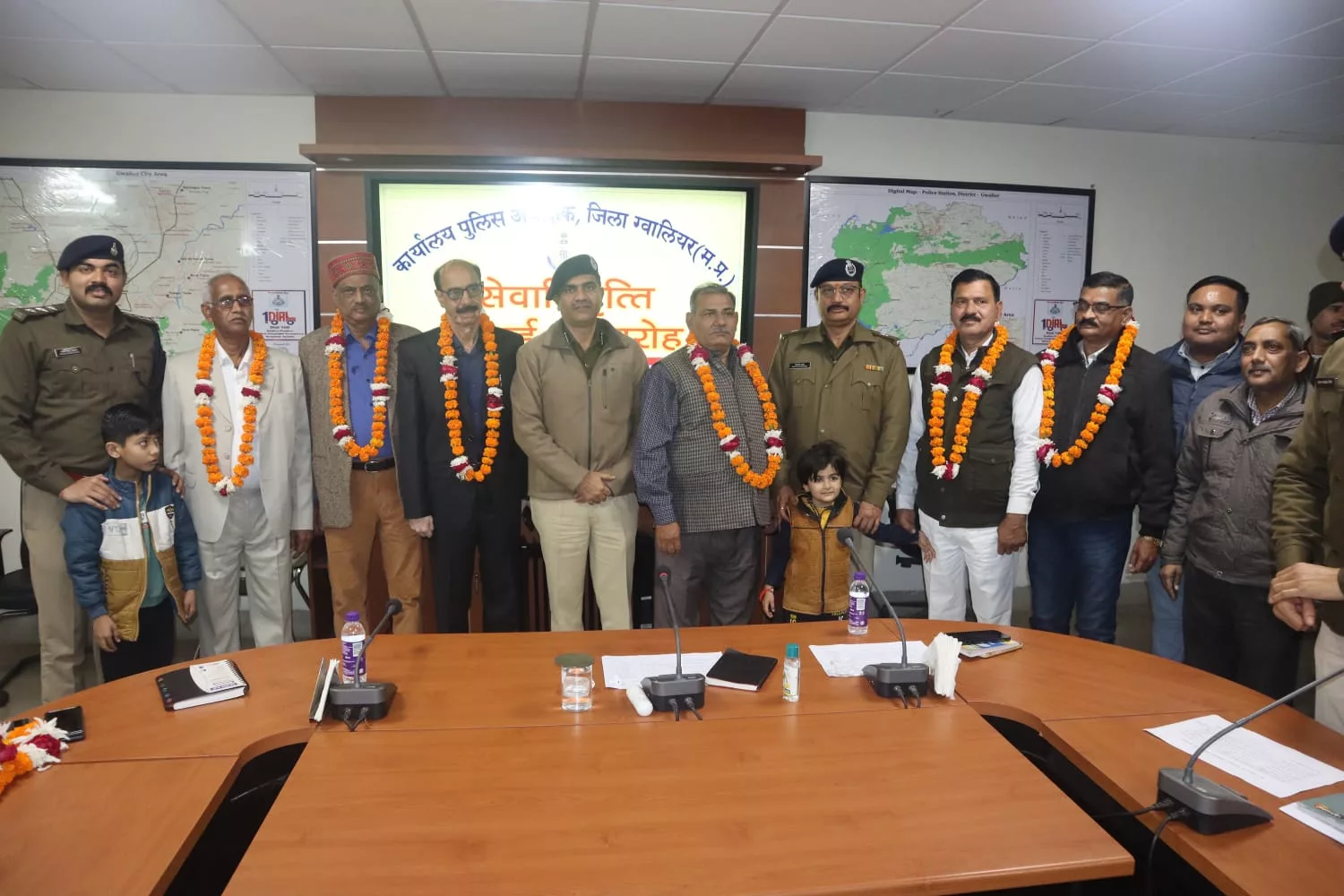 पुलिस विभाग ग्वालियर से सेवानिवृत्त हुए पुलिस अधिकारी व कर्मियों को एसपी ग्वालियर ने दी विदाई | New India Times
