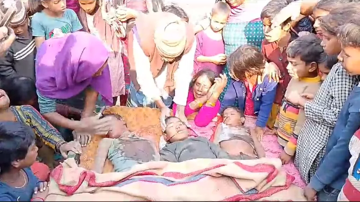 मिट्टी की दीवार गिरने से तीन मासूमों की दबकर दर्दनाक मौत, 2 घायल, इलाके में फैला मातम | New India Times
