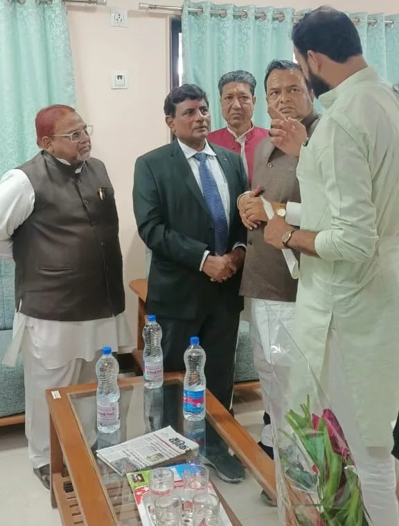 शहर कांग्रेस अध्यक्ष रिंकू टांक के नेतृत्व में प्रतिनिधि मंडल ने मध्य रेलवे की जीएम को दिया ज्ञापन | New India Times