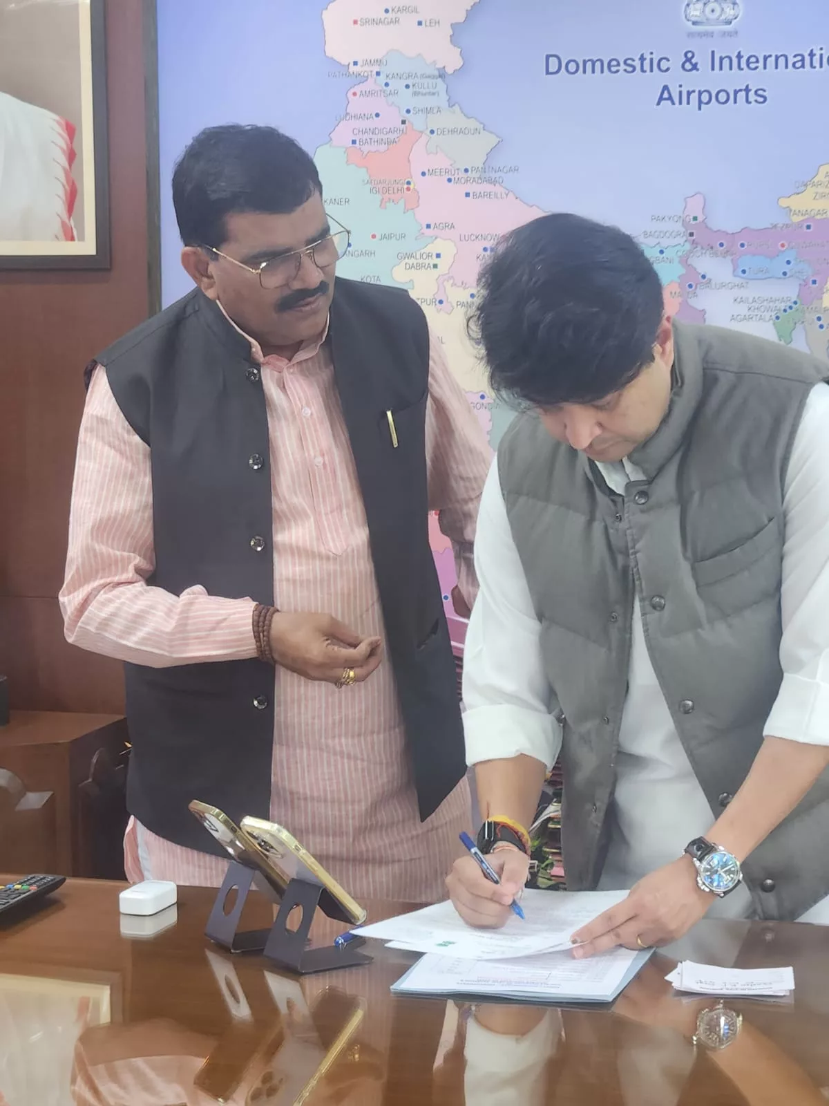 सांसद ज्ञानेश्वर पाटील ने केंद्रीय नागरिक उड्डयन मंत्री से भेंटकर संसदीय क्षेत्र में नवीन हवाई पट्टी के निर्माण एवं नागचुन स्थित हवाई पट्टी के नवीनीकरण को लेकर सौंपा ज्ञापन | New India Times