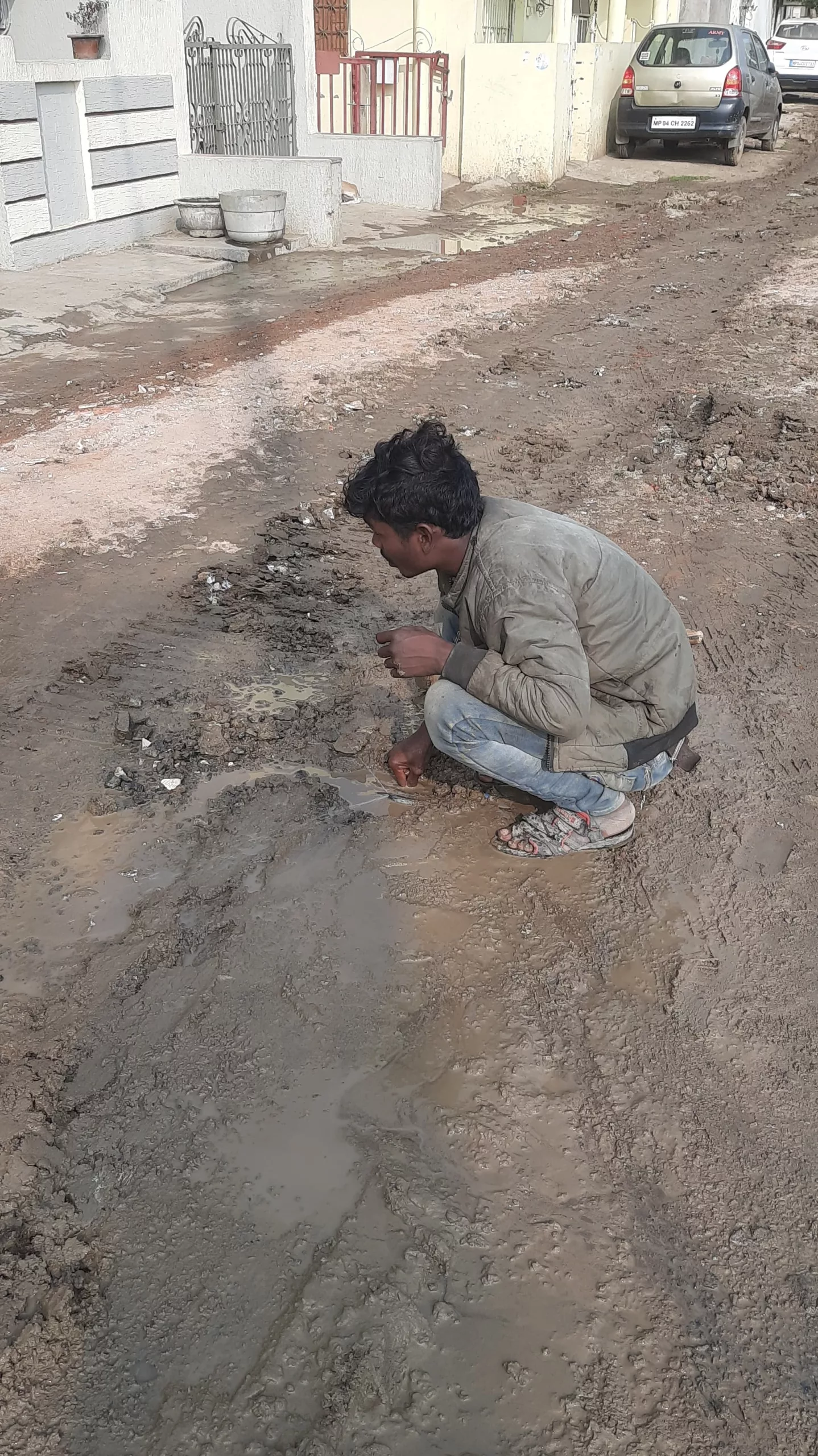 भारी डम्पर वाहनों से कॉलोनियों की एप्रोच रोड धंस जाने एवं पानी की पाइप लाइन टूटने के कारण रहवासियों को हो रही समस्याओं को डीआरएम ने लिया संज्ञान, कॉलोनी रोड का होगा शीघ्र सुधार | New India Times