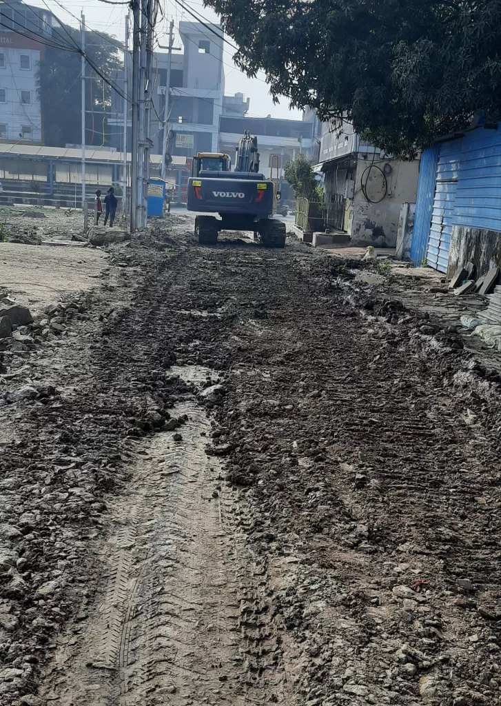 भारी डम्पर वाहनों से कॉलोनियों की एप्रोच रोड धंस जाने एवं पानी की पाइप लाइन टूटने के कारण रहवासियों को हो रही समस्याओं को डीआरएम ने लिया संज्ञान, कॉलोनी रोड का होगा शीघ्र सुधार | New India Times