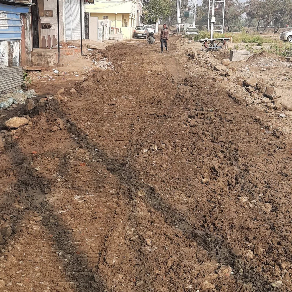 भारी डम्पर वाहनों से कॉलोनियों की एप्रोच रोड धंस जाने एवं पानी की पाइप लाइन टूटने के कारण रहवासियों को हो रही समस्याओं को डीआरएम ने लिया संज्ञान, कॉलोनी रोड का होगा शीघ्र सुधार | New India Times