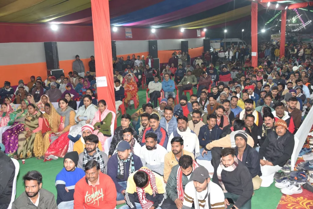 अखिल भारतीय कवी सम्मेलन कड़कडाती ठंड में देर रात्रि तक चलता रहा जमे रहे काव्य प्रेमी | New India Times