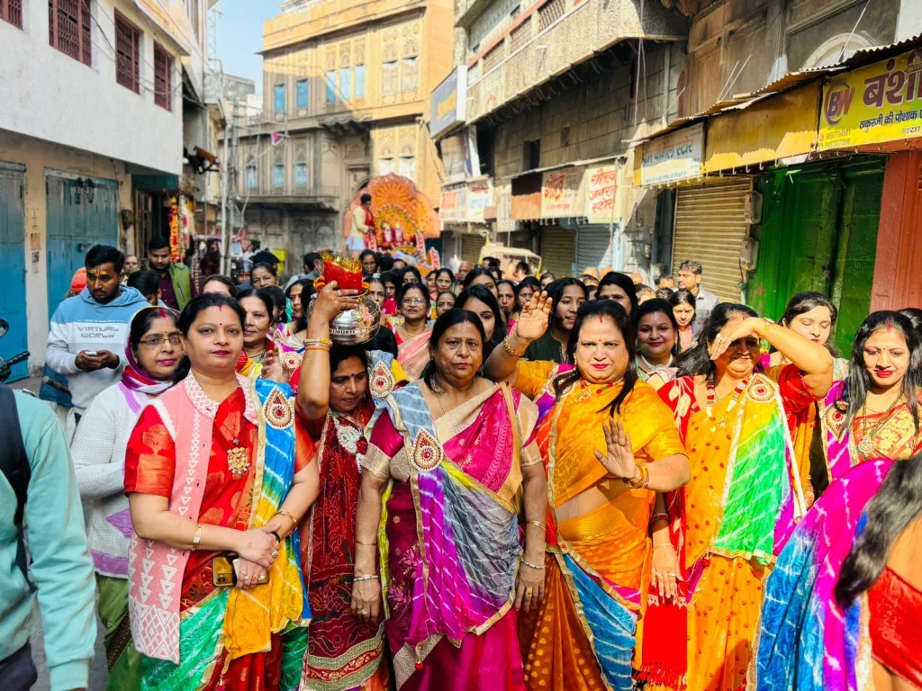 श्री यमुना महारानी सेवा समिति ने किया चुनरी मनोरथ | New India Times