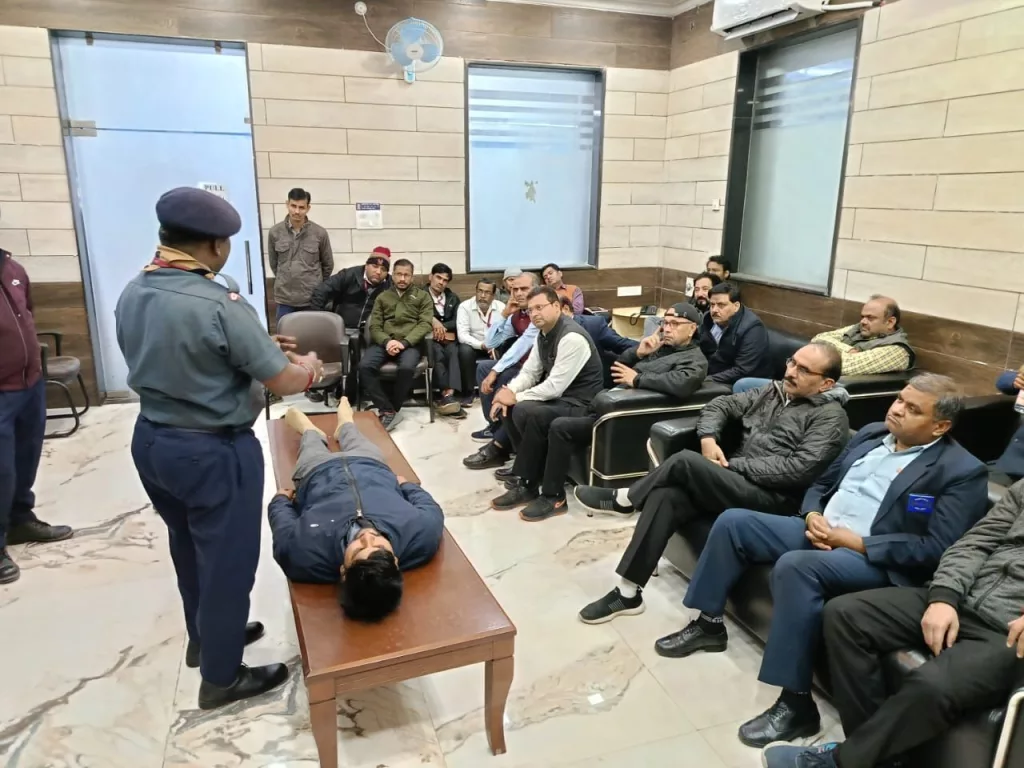 आगरा मंडल के मथुरा जं.स्टेशन पर वाणिज्य विभाग के कर्मचारियों को आपातकालीन प्राथमिक सहायता का दिया गया प्रशिक्षण | New India Times