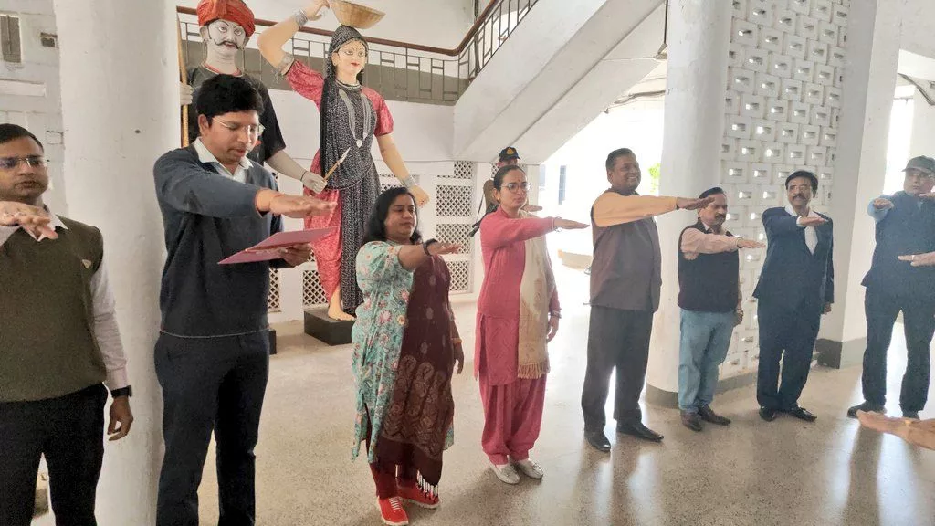 कलेक्टर कार्यालय झाबुआ में सुशासन दिवस की ली गई शपथ | New India Times