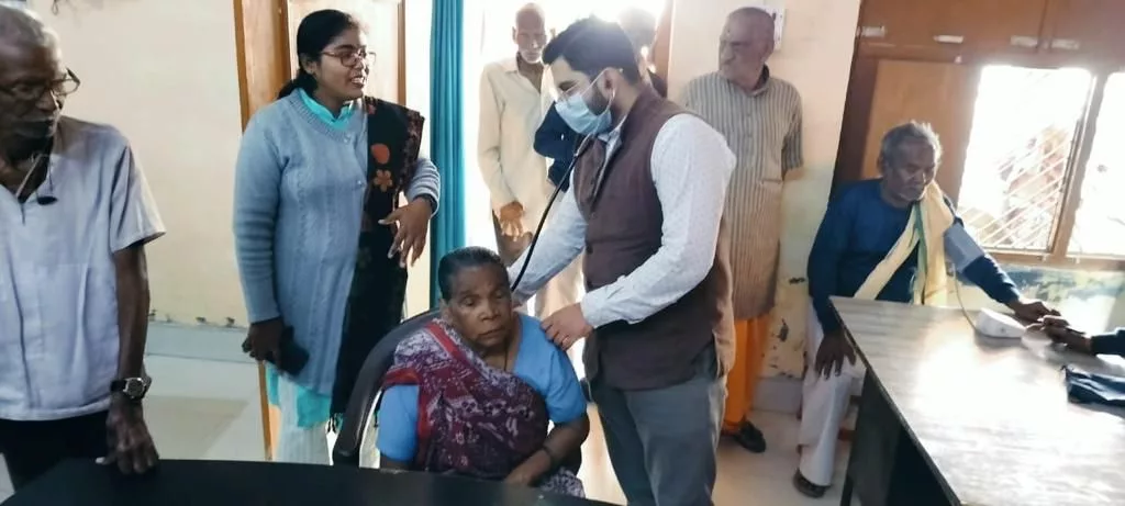 वृद्धा आश्रम के 62 बुजुर्गों का शिविर के माध्यम से हुआ स्वास्थ्य परीक्षण | New India Times