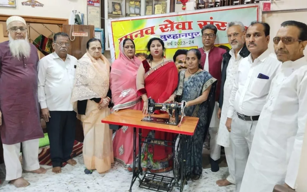 मानव सेवा संस्था ने महिला को स्वावलंबी बनाने हेतु फॉल पीको मशीन की भेंट 2 मानव सेवा संस्था ने महिला को स्वावलंबी बनाने हेतु फॉल पीको मशीन की भेंट | New India Times