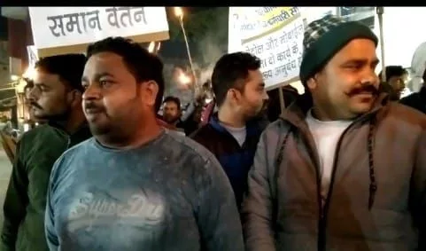 अपनी मांगों को लेकर विद्युत संविदा कर्मियों ने निकाला मशाल जुलूस | New India Times