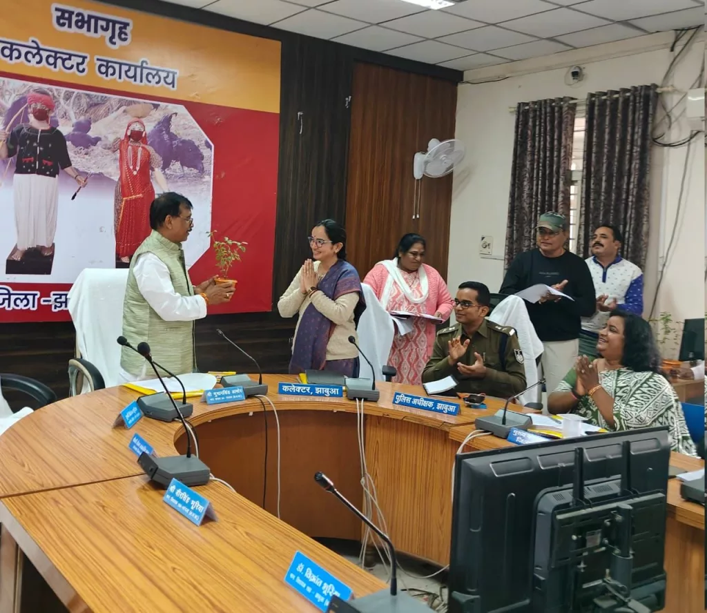 झाबुआ रतलाम सांसद डामोर की अध्यक्षता में ज़िला स्तरीय सड़क सुरक्षा समिति की बैठक की गई आयोजित | New India Times