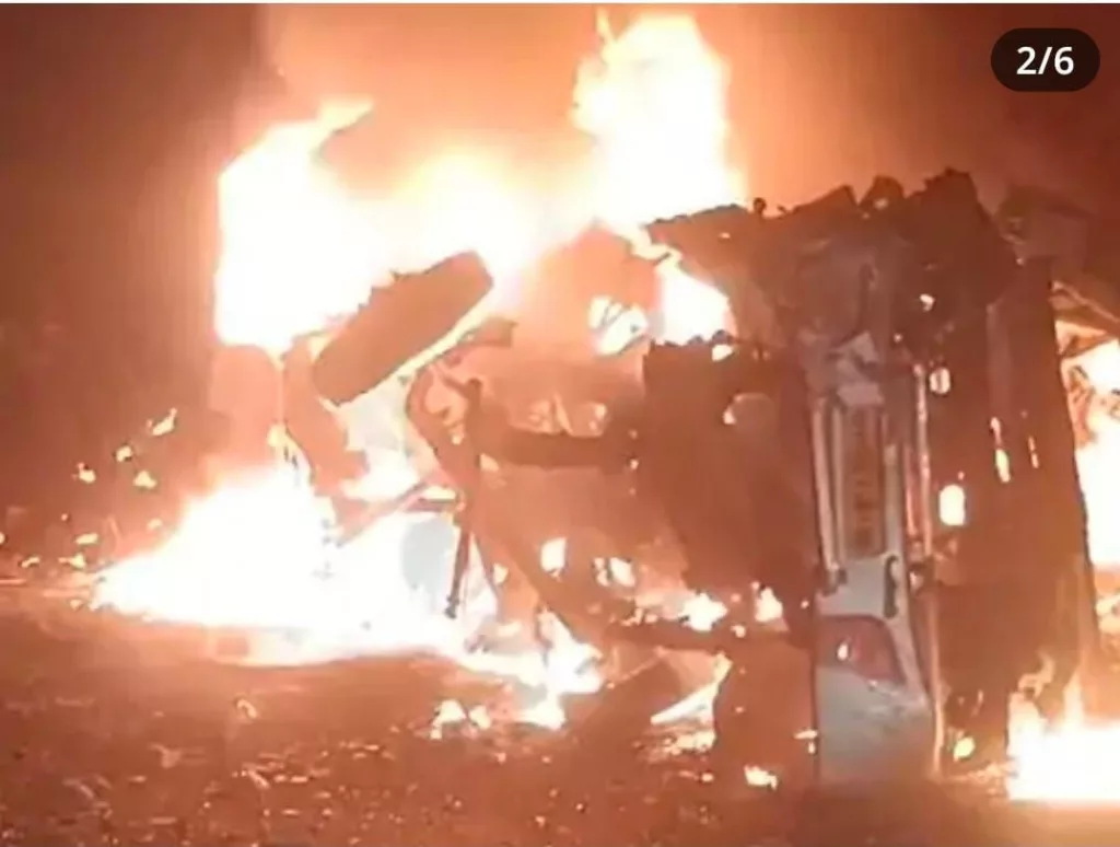 यात्री बस और डंपर के भीषण एक्सीडेंट में बस में लगी आग | New India Times