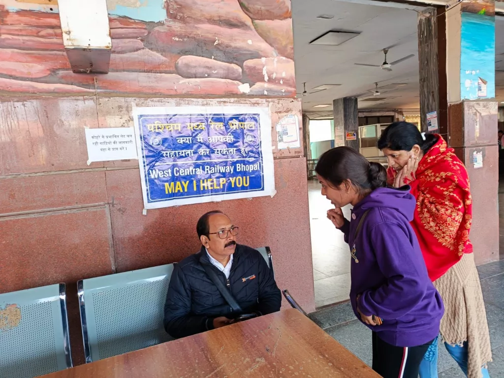 घने कोहरे के कारण विलम्ब से चल रही ट्रेनों की जानकारी हासिल करने के लिए भोपाल मंडल के प्रमुख स्टेशनों पर खोले गए विशेष हेल्प डेस्क काउंटर | New India Times