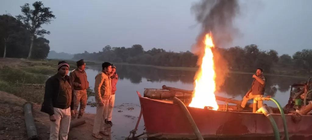 पहुँज नदी में डली पनडुब्बियों को उनाव पुलिस द्वारा किया गया नष्ट | New India Times