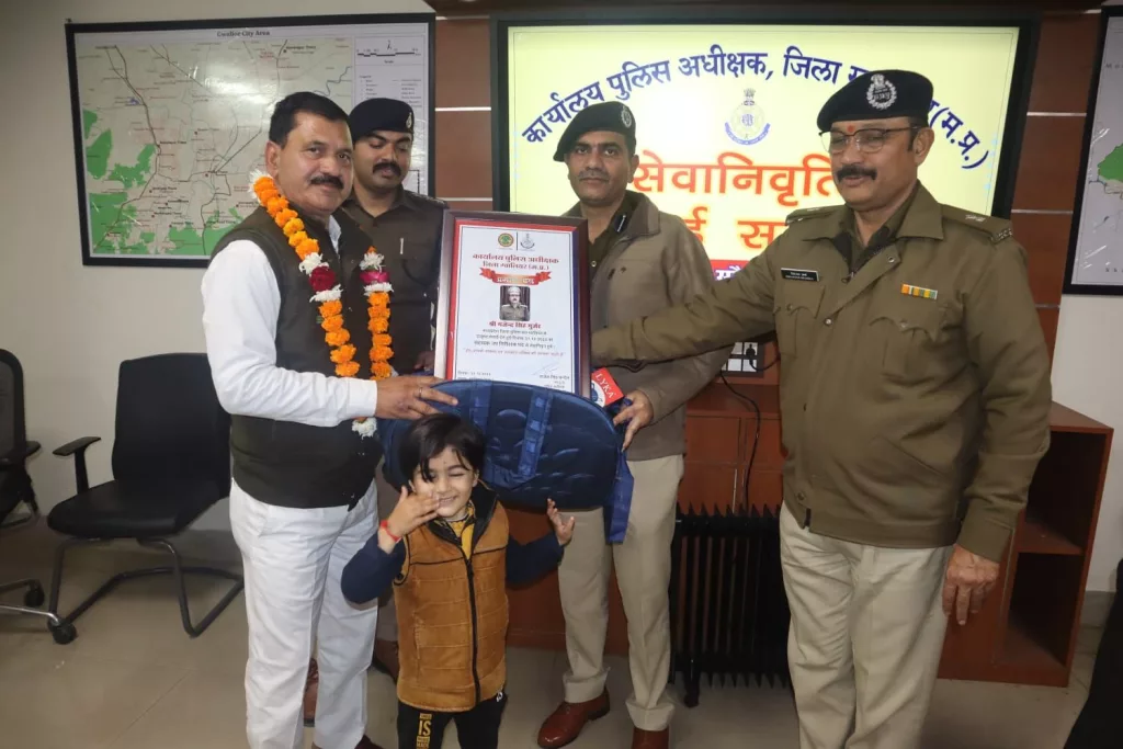 पुलिस विभाग ग्वालियर से सेवानिवृत्त हुए पुलिस अधिकारी व कर्मियों को एसपी ग्वालियर ने दी विदाई | New India Times