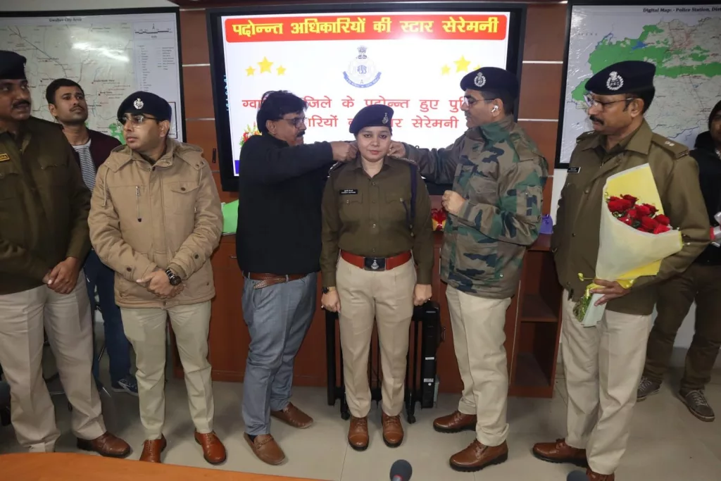 पदोन्नत हुए ग्वालियर जिले के सूबेदार एवं उप निरीक्षकों के लिए पुलिस कन्ट्रोल रूम ग्वालियर में आयोजित हुई स्टार सेरेमनी | New India Times