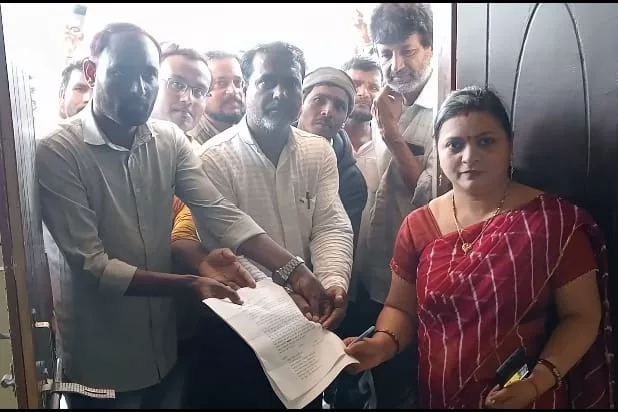 मोटर व्हीकल कानून के खिलाफ सभी ड्राइवर सड़क पर आये | New India Times