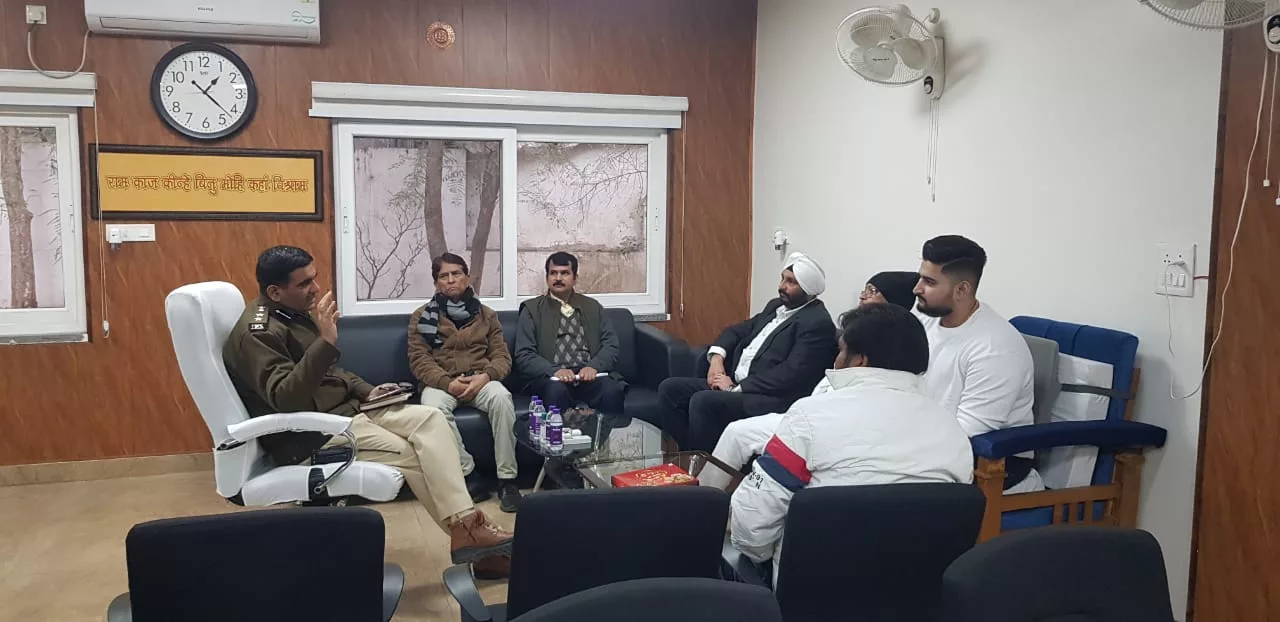 केन्द्र सरकार द्वारा वाहन चालकों के लिये बने नये कानून के संबंध में ट्रान्सपोर्ट एसोसिएशन के पदाधिकारियों की एसपी ग्वालियर ने ली बैठक | New India Times