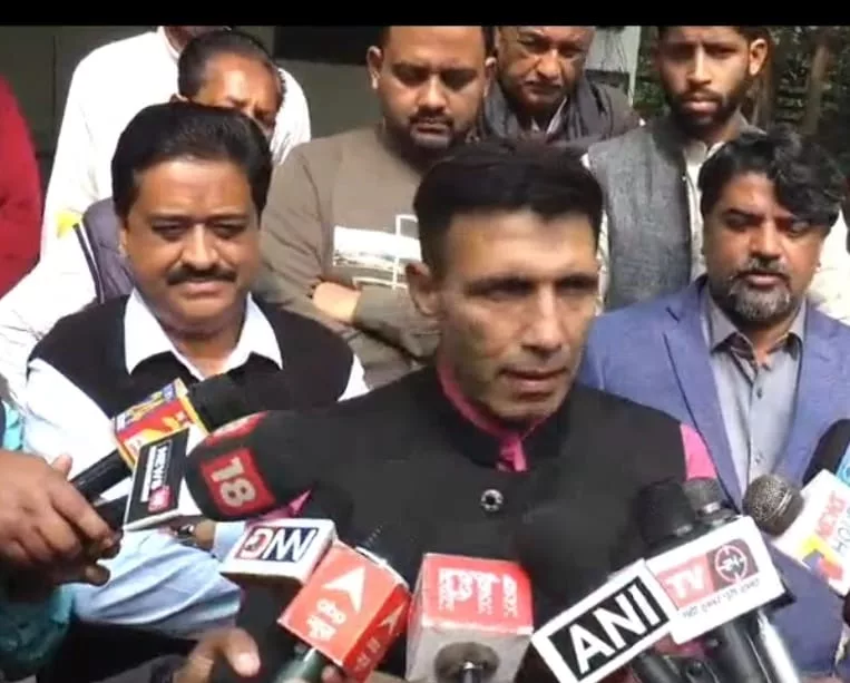 नए साल का पहला दिन पेट्रोल- डीज़ल बिन, जनता सड़कों पर बेज़ार, दूसरे दिन भी वही रार | New India Times