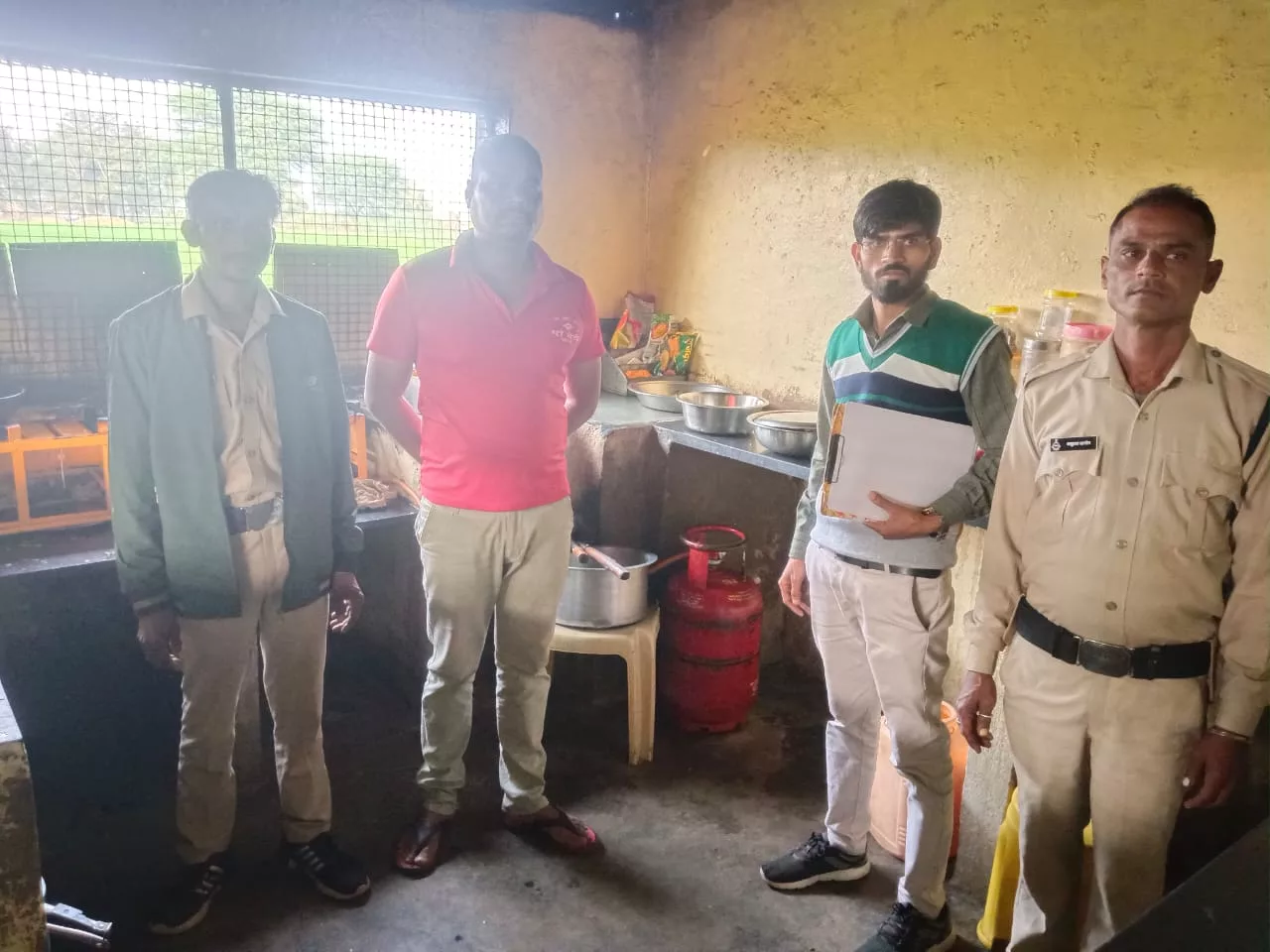 खाद्य एवं राजस्व विभाग के संयुक्त दल द्वारा व्यावसायिक प्रतिष्ठान, होटल, रेस्टोरेंट, ढाबों का किया गया आकस्मिक निरीक्षण | New India Times