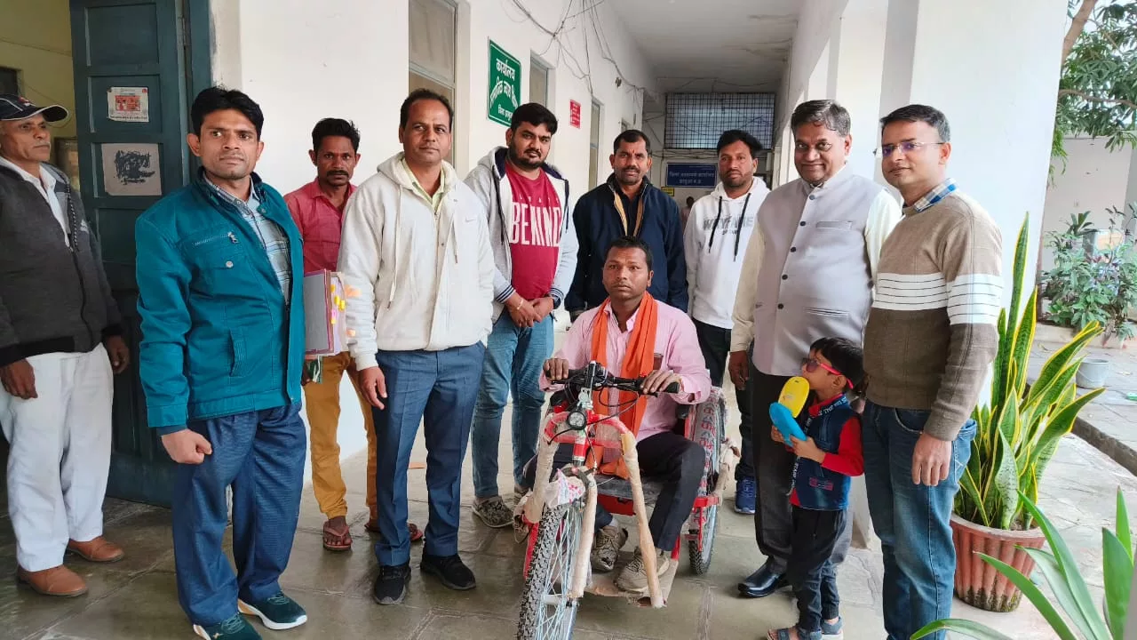 योजना अन्तर्गत बैट्री वाली ट्राइसिकल मिलने पर मुकेश ने मुख्यमंत्री को दिया धन्यवाद | New India Times