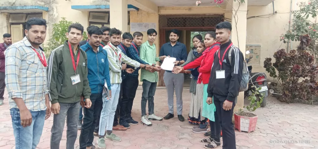 स्थाई रोज़गार की मांग को लेकर जनसेवा मित्रों ने मुख्यमंत्री के नाम सौंपा ज्ञापन | New India Times