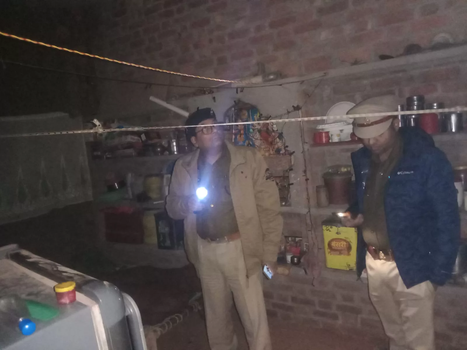 युवती से मिलने आया प्रेमी, पिता से हुई नोंक झोंक, युवती ने ज़हर खाकर लगाई फांसी | New India Times