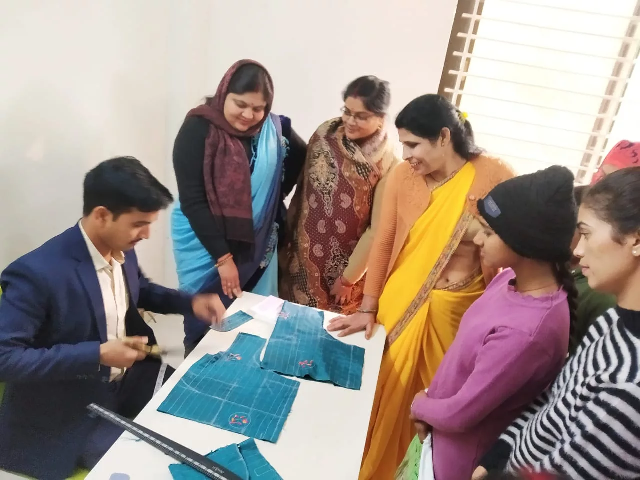 धृति योजना के अंतर्गत पुलिस परिवार की महिलाओं को सिलाई कढ़ाई, हैंडीक्राफ्ट, बेकरी हेतु दिया जा रहा प्रशिक्षण | New India Times