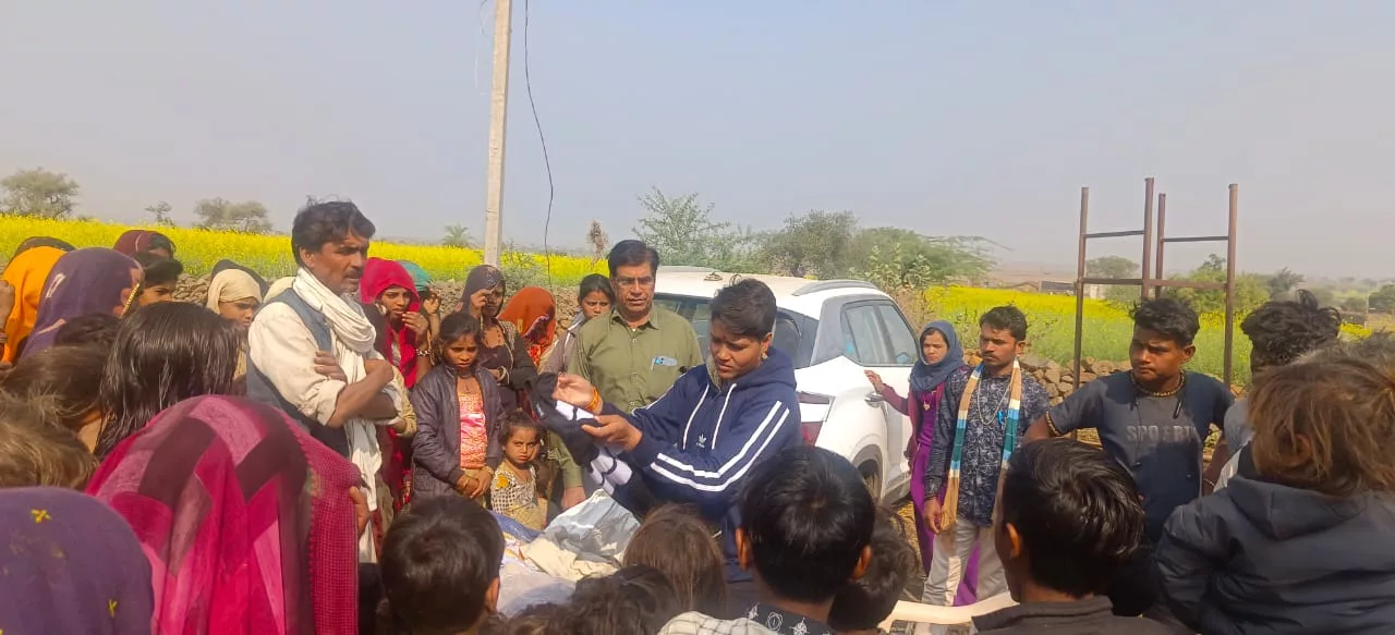 शीतलहर में किया गया गर्म कपड़ा और कंबल का वितरण | New India Times