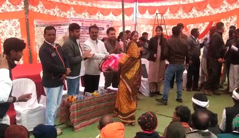 फिर 2 किमी पैदल चलकर पातालकोट के सुखाभंड हारमऊ पहुंचे कलेक्टर ने लगाई चौपाल | New India Times