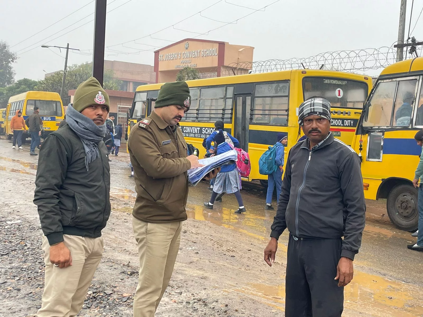 यातायात पुलिस ग्वालियर द्वारा स्कूली बस ऑटो/वेन को किया गया चेक एवं बिना हेलमेट के दो पहिया वाहन चालकों एवं बिना सीट बेल्ट के चार पहिया वाहन चालकों पर की चालानी कार्यवाही | New India Times