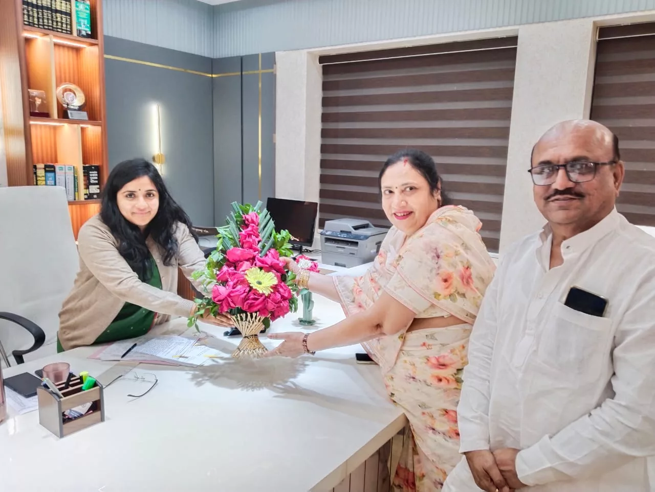 एक जिला एक उत्पाद के लिए देश में प्रथम आने पर महापौर दंपत्ति ने किया कलेक्टर मित्तल का स्वागत | New India Times